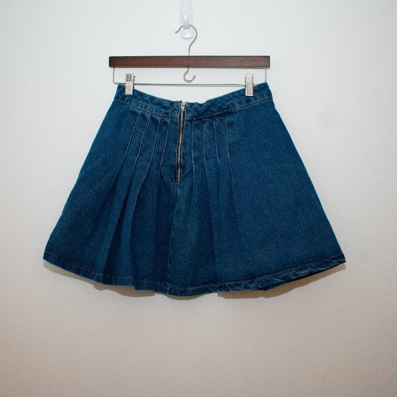 Boohoo Dresses & Skirts - Boohoo Front Zip Pleated Mini Tennis Jean Skirt Size 2 NWT
